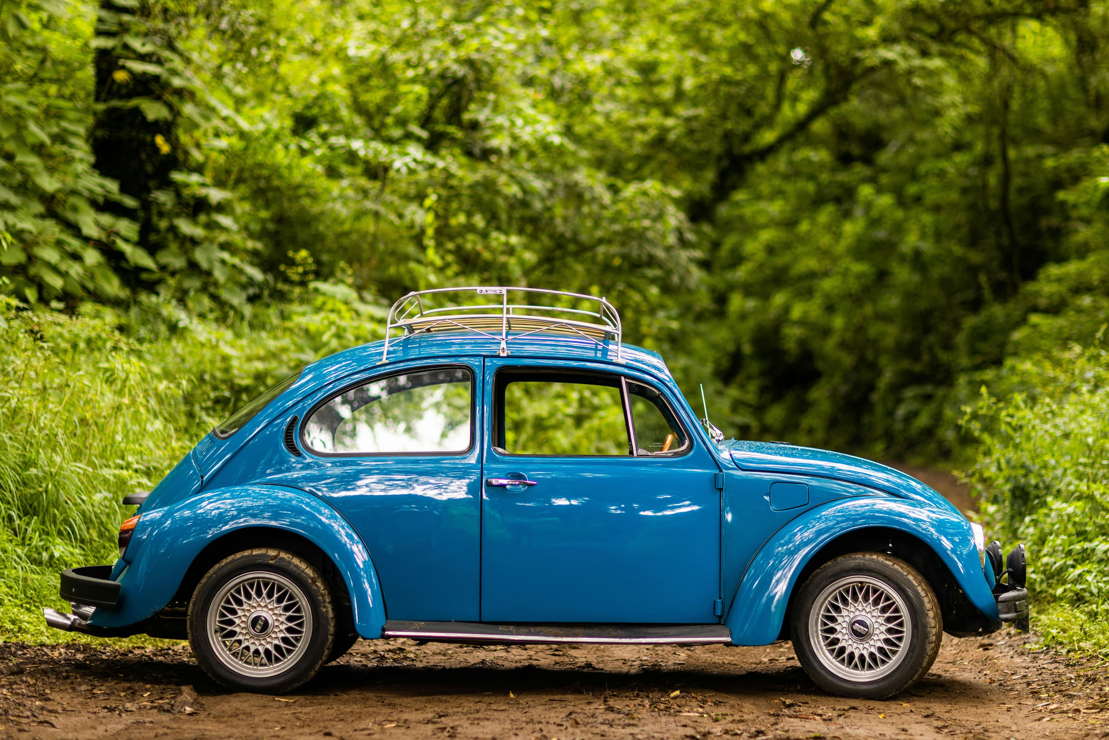 Citroën 2CV sur la route